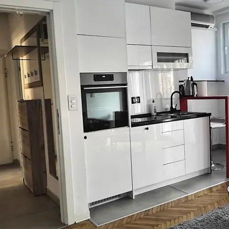 Two Bedroom With Free Parking アパート